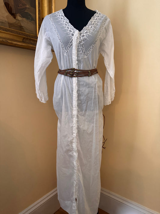 Antique 1900 Cotton Mull Wrapper w/ buttons